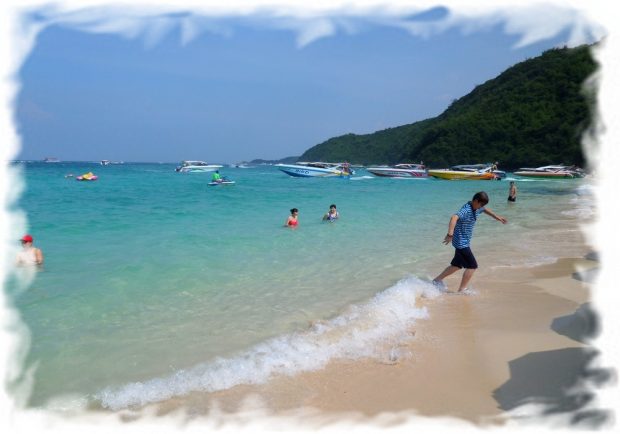Central part of Thong Lang Beach on Koh Larn in noon