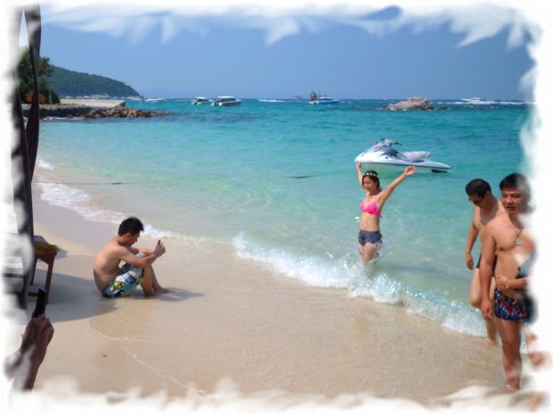 Photos on the background of the sea - a favorite occupation of Chinese tourists