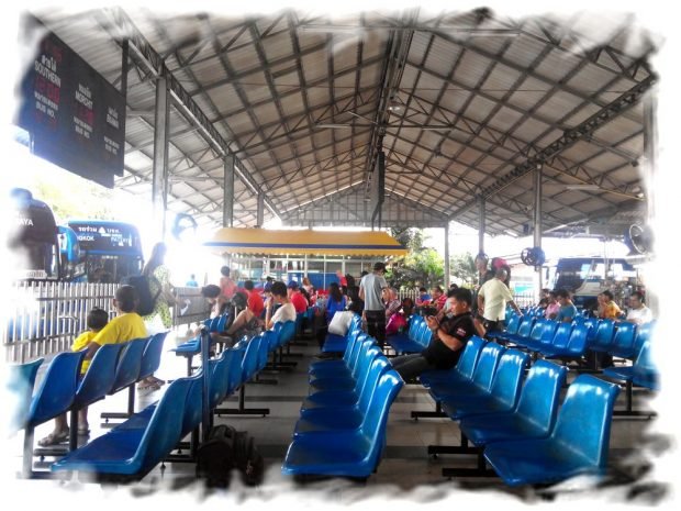 The waiting room at the north bus station in Pattaya and buses from Pattaya to Bangkok