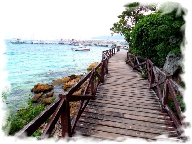 The path to Laem Sangwan beach by the wooden bridges (you can see in the distance Tawaen pier)