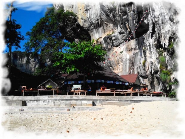 Tonsai Beach (Railay) - a small bungalow in the central part of the rock