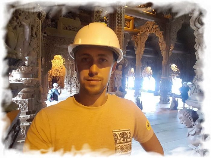 Wear a hard hat when visiting the Sanctuary of Truth in Pattaya (Thailand)